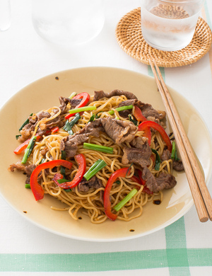 牛肉と赤パプリカのエスニック焼きそば