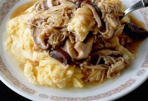ふわふわ卵のきのこあんかけ