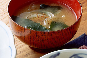 わかめと玉ねぎのみそ汁