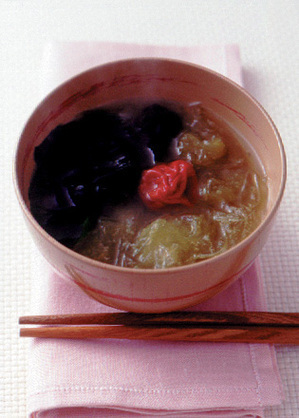 とろろ昆布と梅のお吸いもの