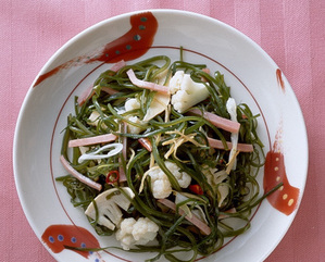 切り昆布とハムの辛み炒め