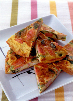 ソーセージとピーマンのオープンオムレツ