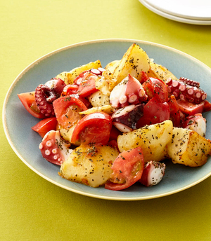 トマトとたこ、じゃがいものバジル炒め