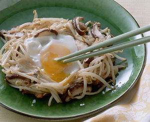もやしとしいたけの巣ごもり風目玉焼き