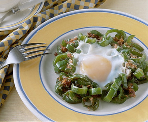 ピーマンと削り節の巣ごもり風目玉焼き