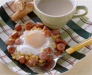 ソーセージとコーンの巣ごもり風目玉焼き