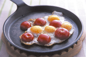 プチトマトの目玉焼き