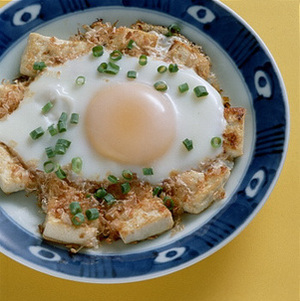 豆腐と削り節入り目玉焼き
